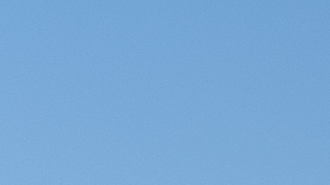 Miembros de la Guardia Nacional patrullan frente al Monumento a Washington en el National Mall, el viernes 28 de noviembre de 2025, en Washington.