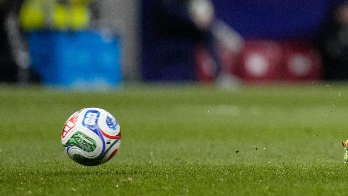 Futbolista juega con un grillete electrónico tras salir de prisión en la Serie B2 de Brasil