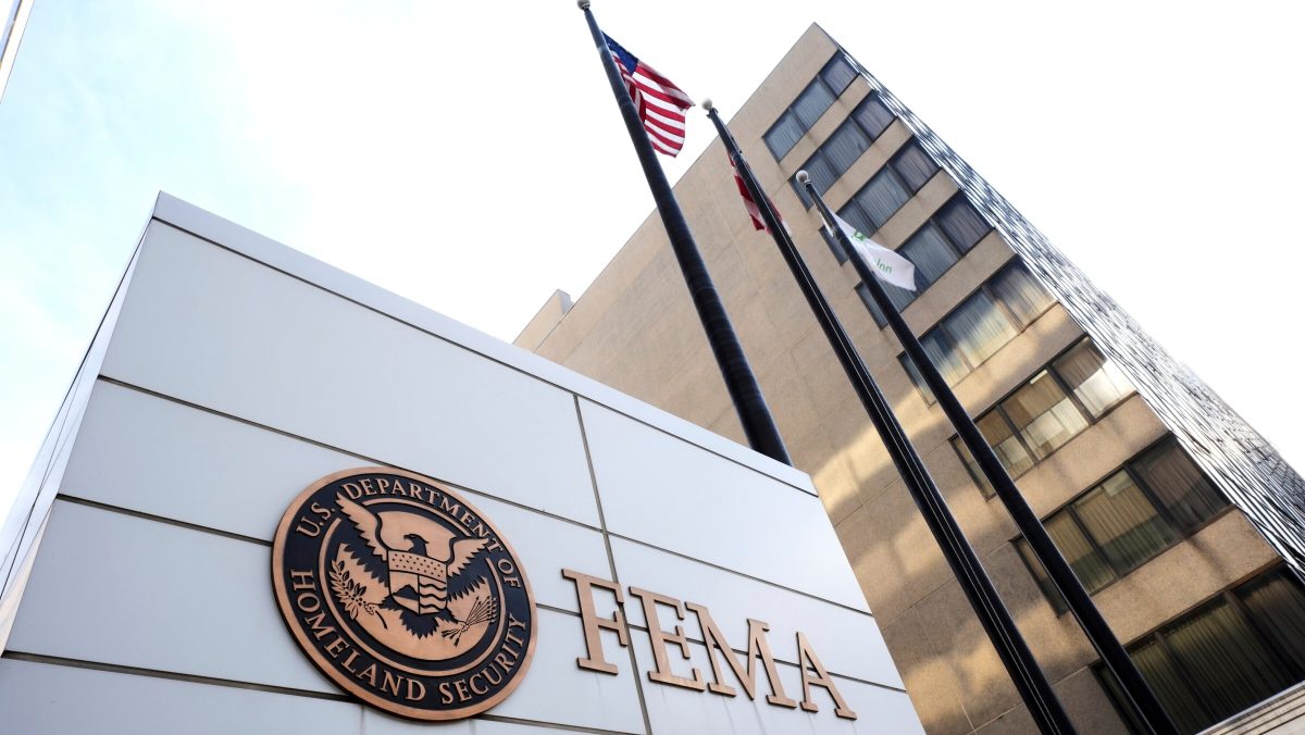 Jueza dice que gobierno debe devolver dinero para estados que buscan subvenciones de FEMA