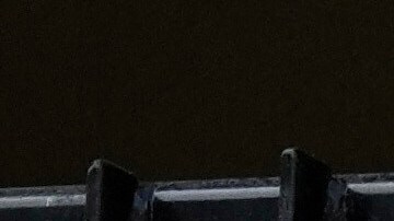 Mujeres colocan una bandera israelí junto a una australiana en una puerta frente al Bondi Pavilion, en la playa Bondi de Sídney, el lunes 15 de diciembre de 2025, un día después de un tiroteo.