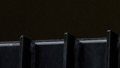 Mujeres colocan una bandera israelí junto a una australiana en una puerta frente al Bondi Pavilion, en la playa Bondi de Sídney, el lunes 15 de diciembre de 2025, un día después de un tiroteo.