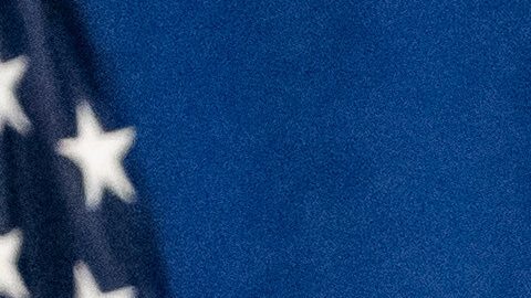 Las pesquisas descubrieron que Mercedes engañó a los consumidores al anunciar los vehículos diésel como "limpios" y "ecológicos" con emisiones ultrabajas.