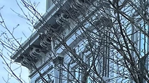 Dos estudiantes perdieron la vida y otras nueve personas resultaron heridas.