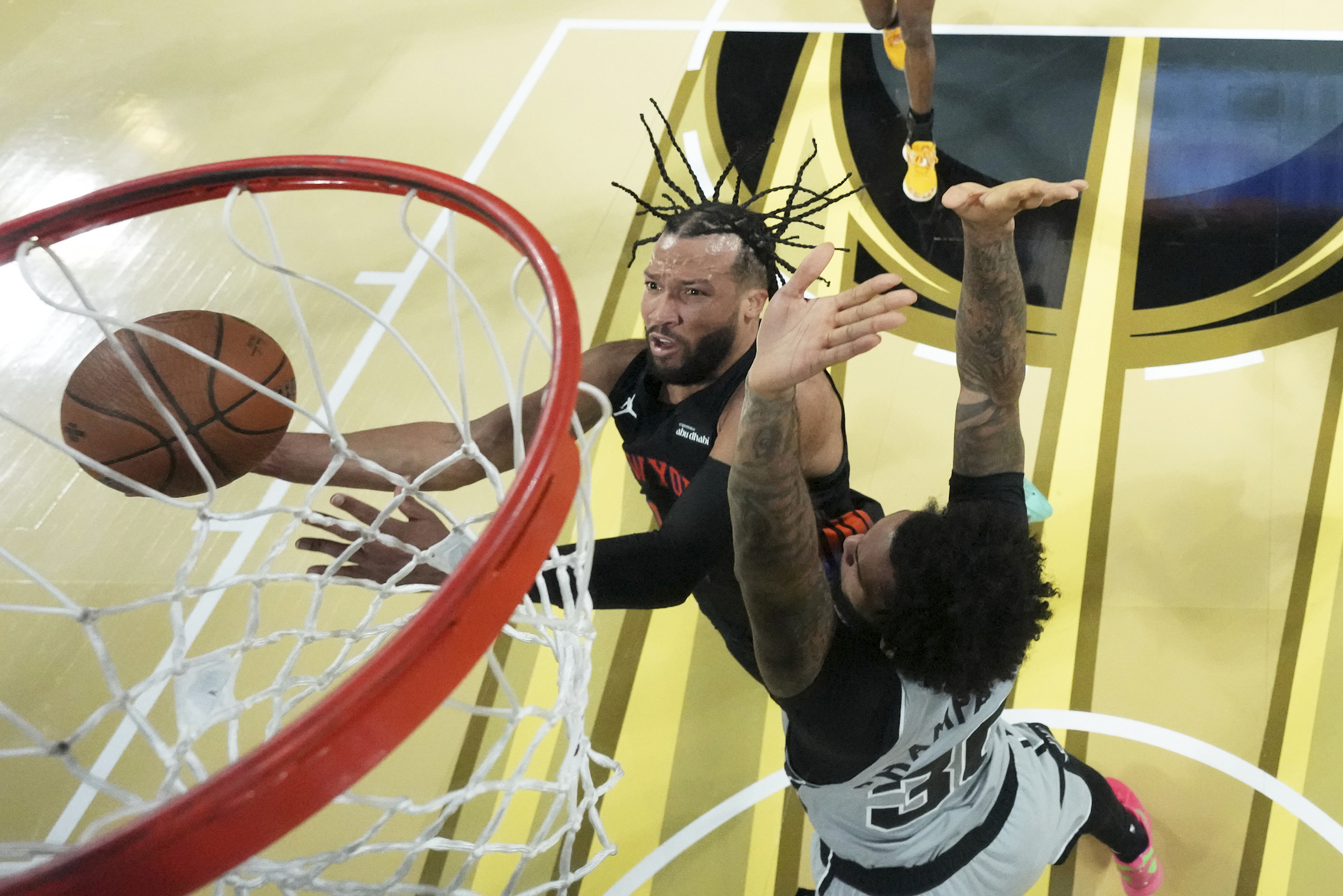 Jalen Brunson, guardia estrella de los Knicks, se lleva a Julian Champagnie durante la final de la NBA Cup realizada en Las Vegas. Nueva York se alzó con triunfo.