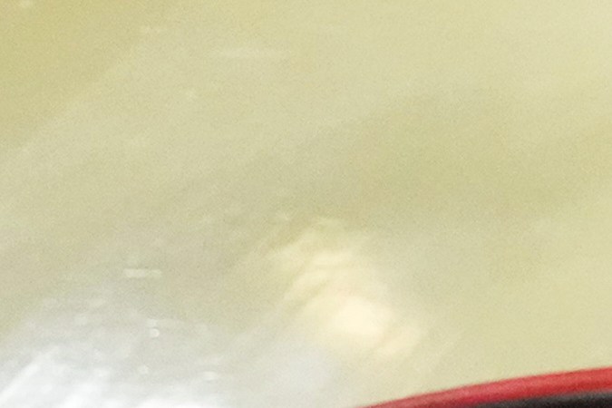 Jalen Brunson, guardia estrella de los Knicks, se lleva a Julian Champagnie durante la final de la NBA Cup realizada en Las Vegas. Nueva York se alzó con triunfo.