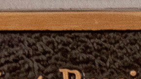 Nuevas placas con texto explicativo se ven debajo de un retrato enmarcado en el espacio dedicado al expresidente Joe Biden en el Paseo de la Fama Presidencial, en la Columnata de la Casa Blanca, el miércoles 17 de diciembre de 2025, en Washington.