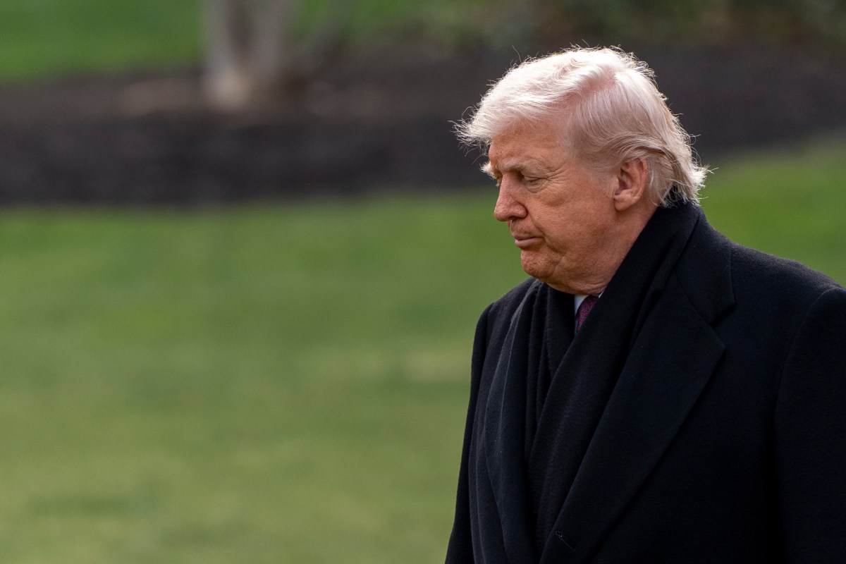 Jueza bloquea despidos de empleados federales impulsados por Trump