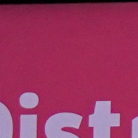 La policía trabaja en el lugar de los hechos mientras el cuerpo del futbolista asesinado Mario Pineida yace en el suelo de una carnicería en Guayaquil, Ecuador, el miércoles 17 de diciembre de 2025.