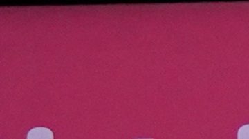 La policía trabaja en el lugar de los hechos mientras el cuerpo del futbolista asesinado Mario Pineida yace en el suelo de una carnicería en Guayaquil, Ecuador, el miércoles 17 de diciembre de 2025.