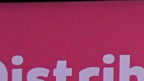 La policía trabaja en el lugar de los hechos mientras el cuerpo del futbolista asesinado Mario Pineida yace en el suelo de una carnicería en Guayaquil, Ecuador, el miércoles 17 de diciembre de 2025.