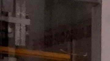 Agentes de policía montan guardia cerca del cuerpo del futbolista asesinado Mario Pineida en una carnicería en Guayaquil, Ecuador, el miércoles 17 de diciembre de 2025.