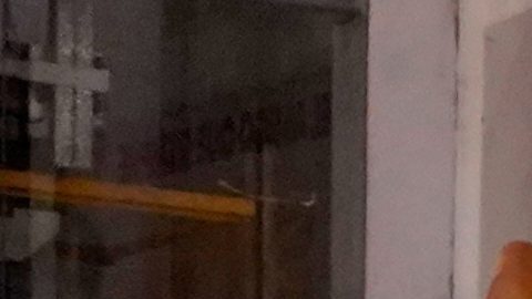 Agentes de policía montan guardia cerca del cuerpo del futbolista asesinado Mario Pineida en una carnicería en Guayaquil, Ecuador, el miércoles 17 de diciembre de 2025.