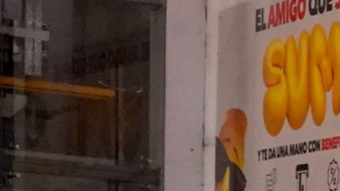 Agentes de policía montan guardia cerca del cuerpo del futbolista asesinado Mario Pineida en una carnicería en Guayaquil, Ecuador, el miércoles 17 de diciembre de 2025.