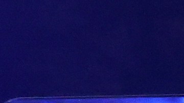 Agentes del orden público se ven afuera de un almacén donde se encontró muerto a un sospechoso del tiroteo en la Universidad de Brown.