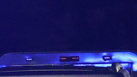 Agentes del orden público se ven afuera de un almacén donde se encontró muerto a un sospechoso del tiroteo en la Universidad de Brown.