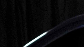 Una persona y un bebé se ven frente a un vehículo de ICE durante el AmericaFest 2025 de Turning Point USA.