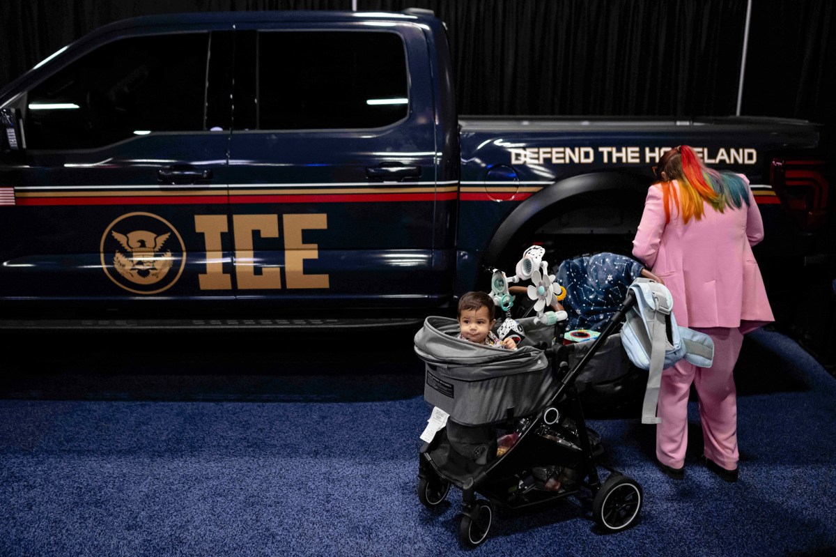 Latinos priorizan seguridad de sus familias y quieren “menos policía de ICE” en 2026