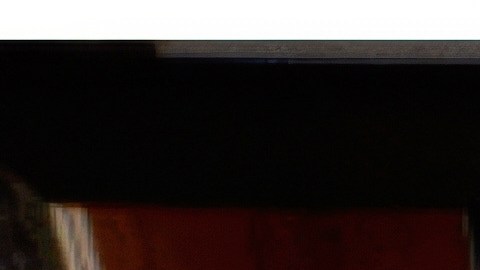 Esta foto publicada por el DOJ, muestra un escritorio con un cajón lleno de fotografías, en un registro en la casa de Epstein en Nueva York.