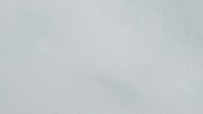 Un hombre pasea a su perro bajo la lluvia en South Belardo Road, el miércoles 24 de diciembre de 2025, en Palm Springs, California.