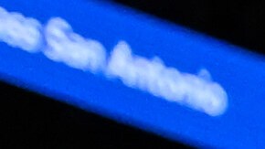 El pívot de los New York Knicks, Karl-Anthony Towns, a la derecha, recibe una falta mientras intenta penetrar la defensa del alero de los San Antonio Spurs, Carter Bryant (11), y del pívot de los Spurs, Victor Wembanyama, durante la primera mitad de un partido de baloncesto de la NBA, el miércoles 31 de diciembre de 2025, en San Antonio.