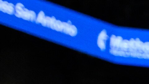 El pívot de los New York Knicks, Karl-Anthony Towns, a la derecha, recibe una falta mientras intenta penetrar la defensa del alero de los San Antonio Spurs, Carter Bryant (11), y del pívot de los Spurs, Victor Wembanyama, durante la primera mitad de un partido de baloncesto de la NBA, el miércoles 31 de diciembre de 2025, en San Antonio.