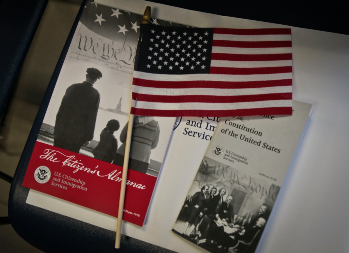 Agentes federales impiden acto de naturalización de inmigrantes por sus países de origen