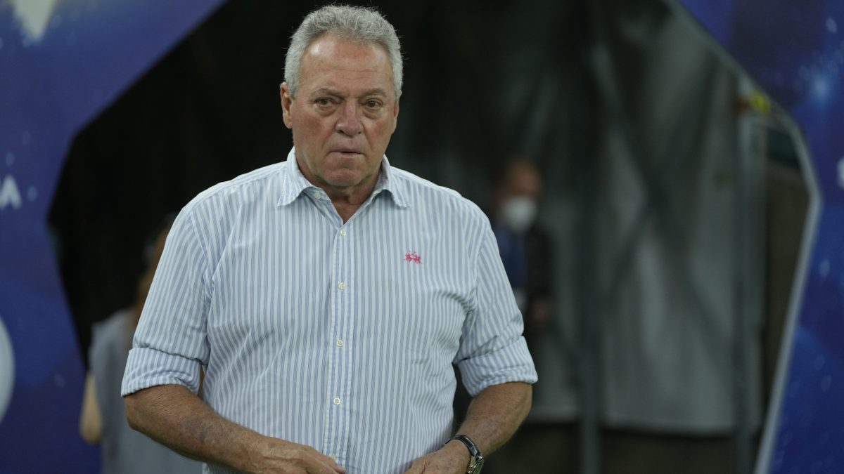 Entrenador brasileño desata polémica por comentarios homofóbicos: “No los quiero ver con camiseta rosada”