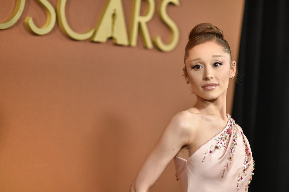 Ariana Grande hace “amable recordatorio” sobre las críticas a su apariencia: “Es difícil”