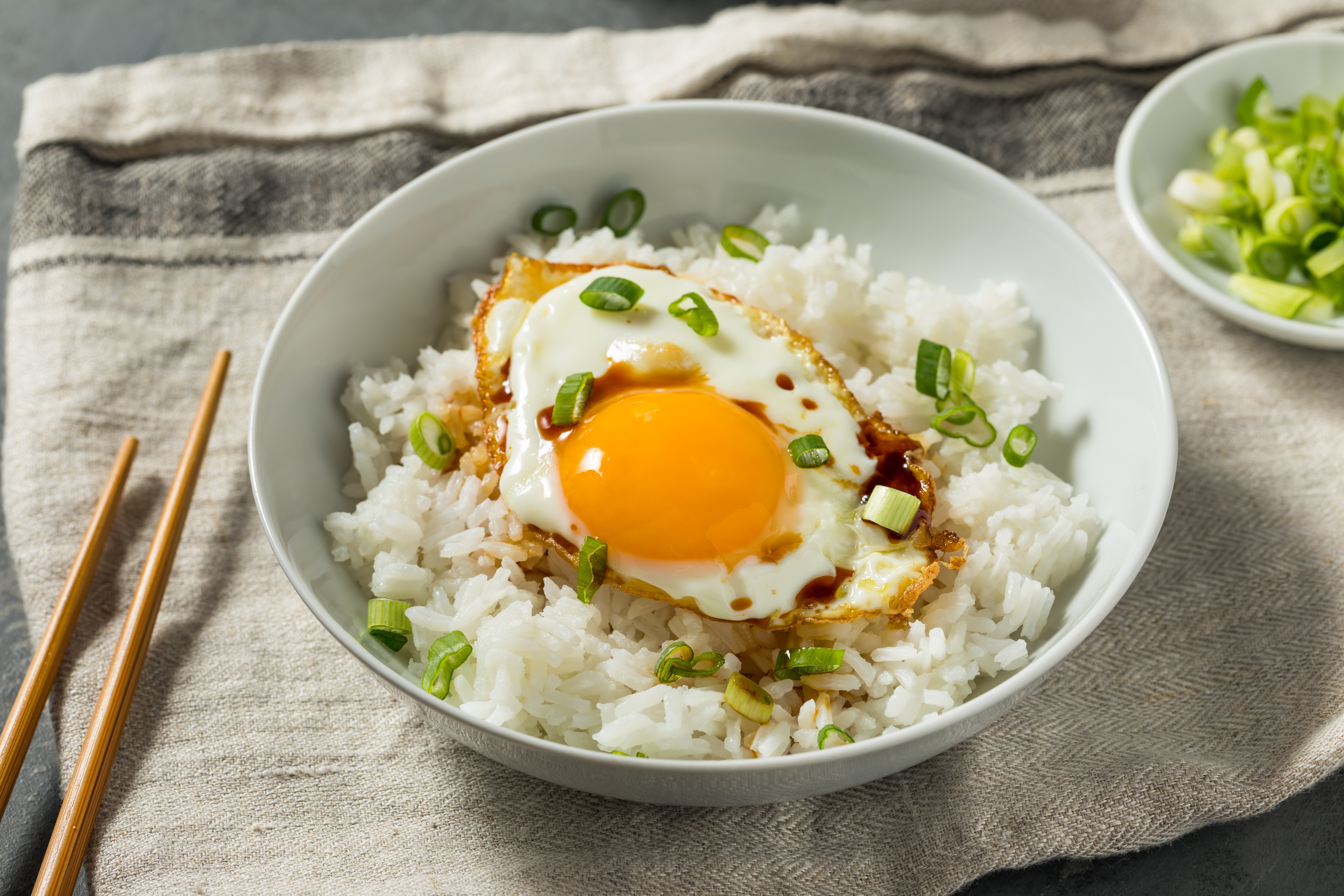 El humilde plato de arroz con huevo es un alimento bastante completo, según los expertos.