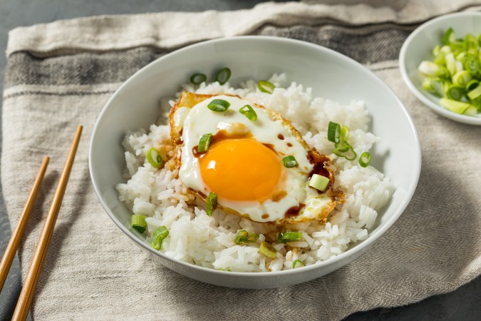 El humilde plato de arroz con huevo es un alimento bastante completo, según los expertos.