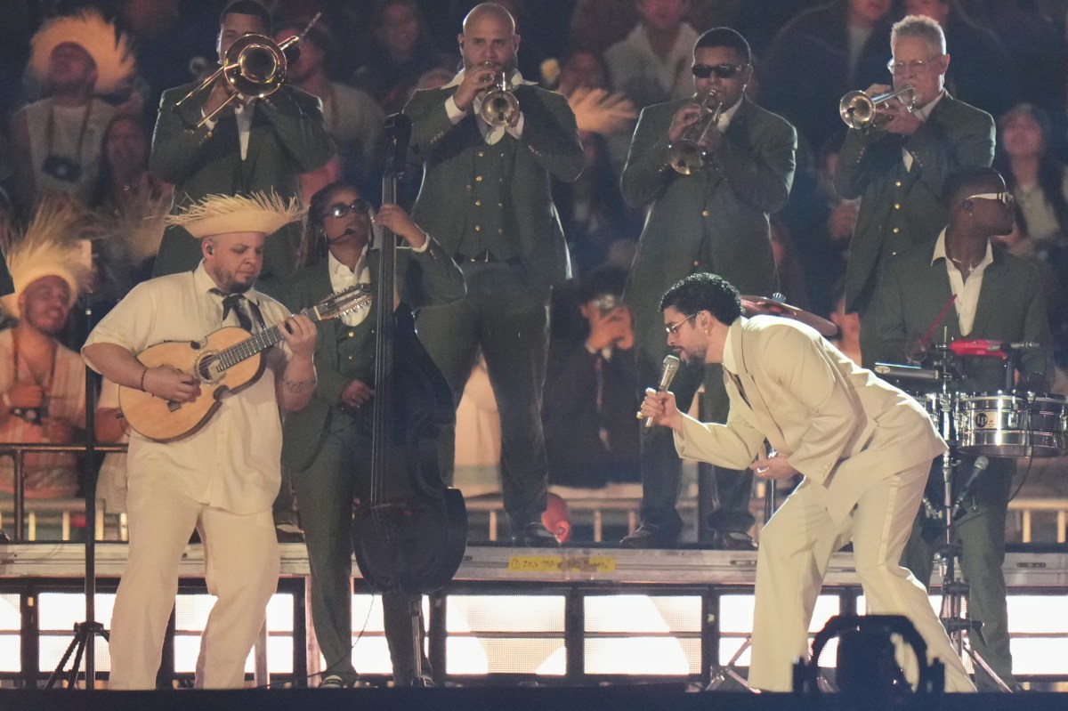 Bad Bunny tuvo en su show de CDMX al papá de Dua Lipa y al vocalista de Fuerza Regida