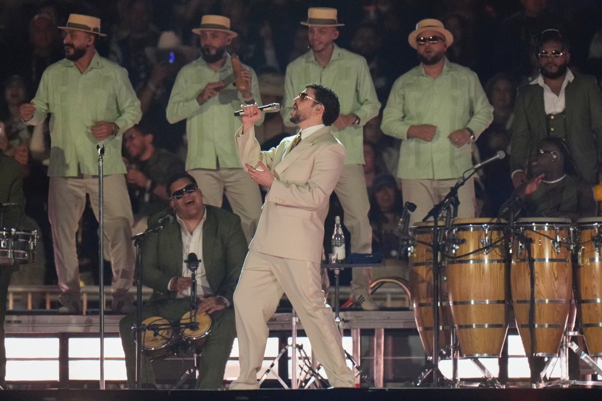 Reprenden a Bad Bunny por tocar una estela en el Museo Nacional de Antropología de México