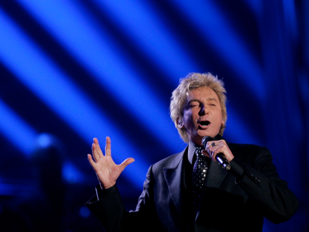 Barry Manilow será operado para extirparle un tumor cancerígeno