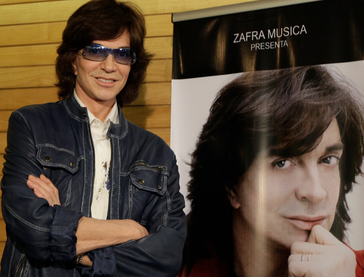 Graban escena de una película para adultos en la tumba de Camilo Sesto