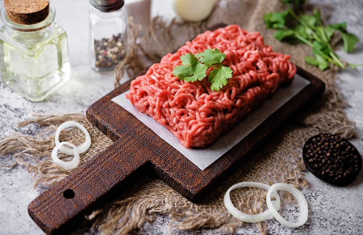 Riesgo de E Coli: retiran del mercado 2,855 libras de productos de carne molida cruda