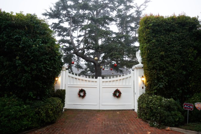 La mansión de Rob Reiner está rodeada de medios de comunicación.