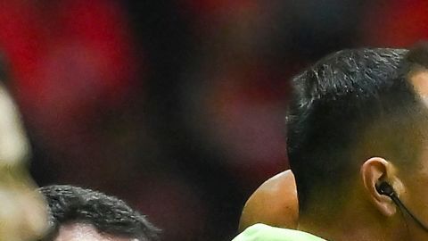 André-Pierre Gignac discutiendo con un árbitro.