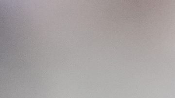 Denny Hamlin observa antes de una carrera de la NASCAR.