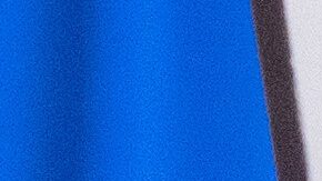 Akil Davis, subdirector a cargo de la oficina del FBI en Los Ángeles, observa un cartel de búsqueda del fugitivo canadiense Ryan James Wedding mientras habla con los periodistas durante una conferencia de prensa en el Departamento de Justicia, el miércoles 19 de noviembre de 2025, en Washington.