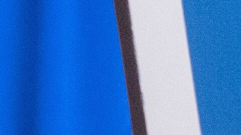 Akil Davis, subdirector a cargo de la oficina del FBI en Los Ángeles, observa un cartel de búsqueda del fugitivo canadiense Ryan James Wedding mientras habla con los periodistas durante una conferencia de prensa en el Departamento de Justicia, el miércoles 19 de noviembre de 2025, en Washington.