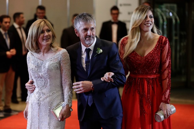 Los familiares de Lionel Messi, de izquierda a derecha: su madre, Celia María Cuccittini; su padre, Jorge Messi; y su hermana, María Sol, posan en la alfombra roja tras la boda de la superestrella del fútbol con su novia de la infancia, Antonella Roccuzzo, en Rosario, Argentina. (Foto AP/Victor R. Caivano).