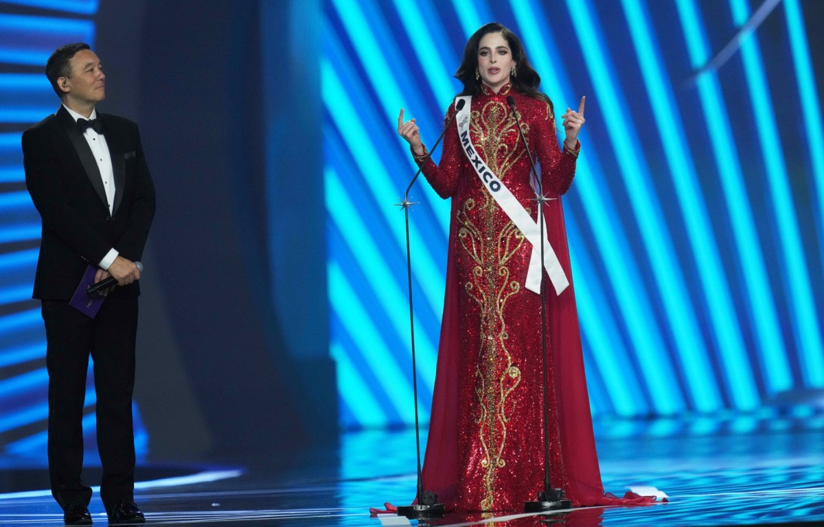 Fátima Bosch, Miss Universo 2025, llega a Estados Unidos y es recibida por fanáticos 