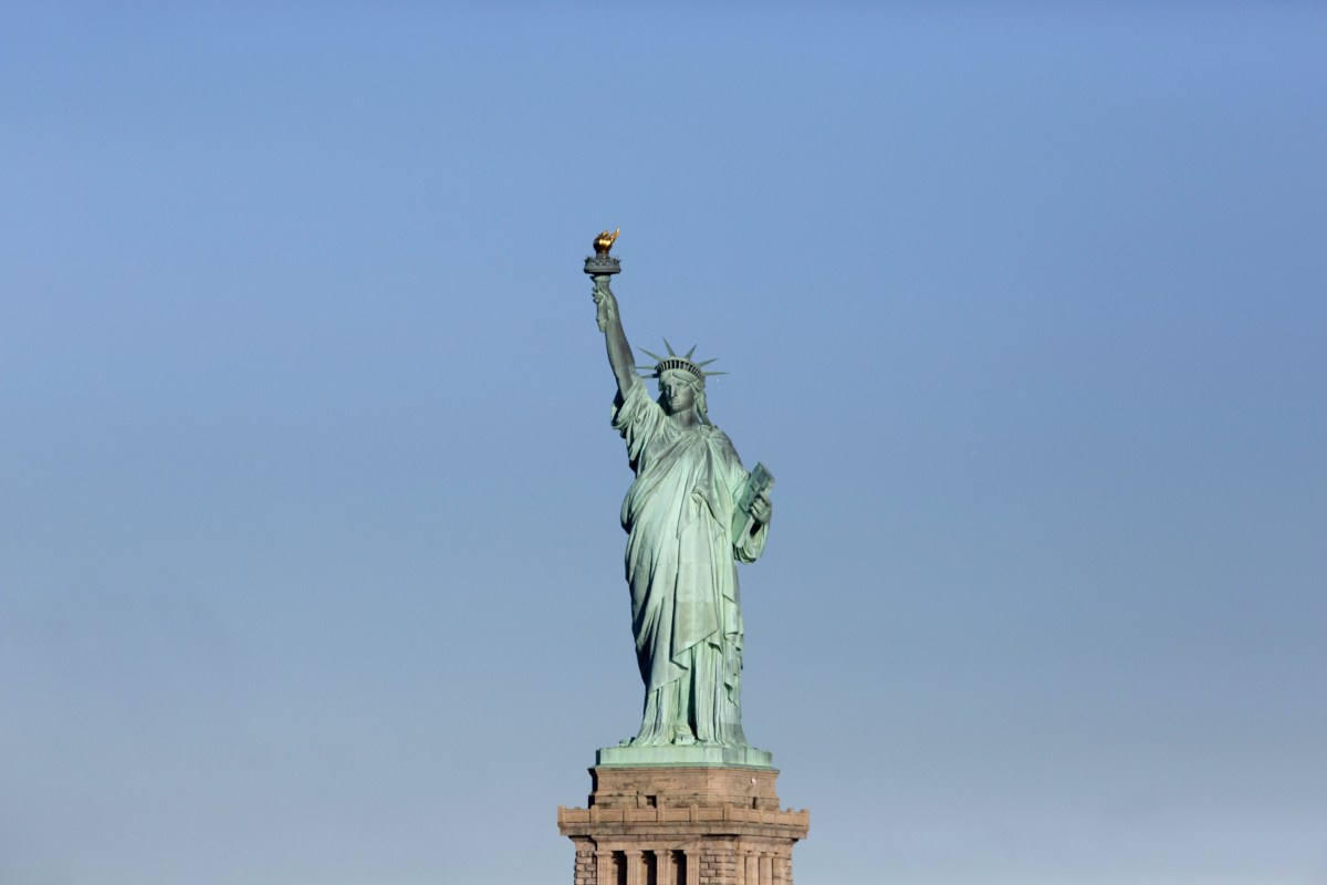 Fuertes ráfagas de viento hacen colapsar réplica de la Estatua de la Libertad en Brasil