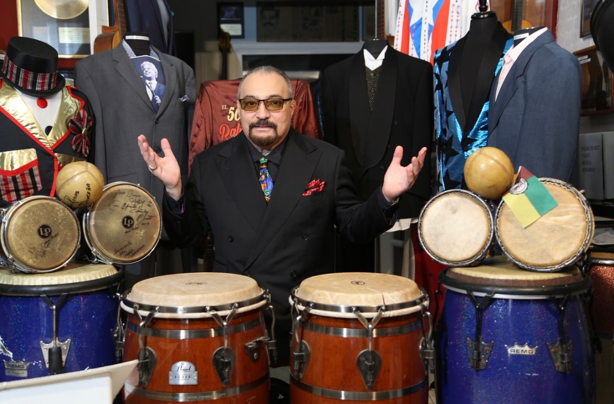 (Entrevista en video) Boricua Johnny Cruz, el “Señor Timbal”, honra la salsa en museo en El Barrio (NYC)