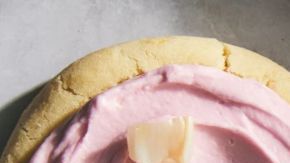 Las “Galletas de Azúcar Glaseadas con Lichi" se hacen con la técnica del umami para profundizar el sabor dulce.