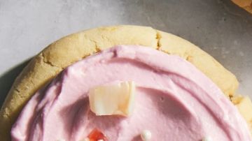 Las “Galletas de Azúcar Glaseadas con Lichi" se hacen con la técnica del umami para profundizar el sabor dulce.