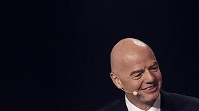 Gianni Infantino, presidente de la FIFA, Donald Trump, Claudia Sheinbaum, presidente de México y Mark Carney, primer ministro de Canadá, durante el sorteo del Mundial 2026.