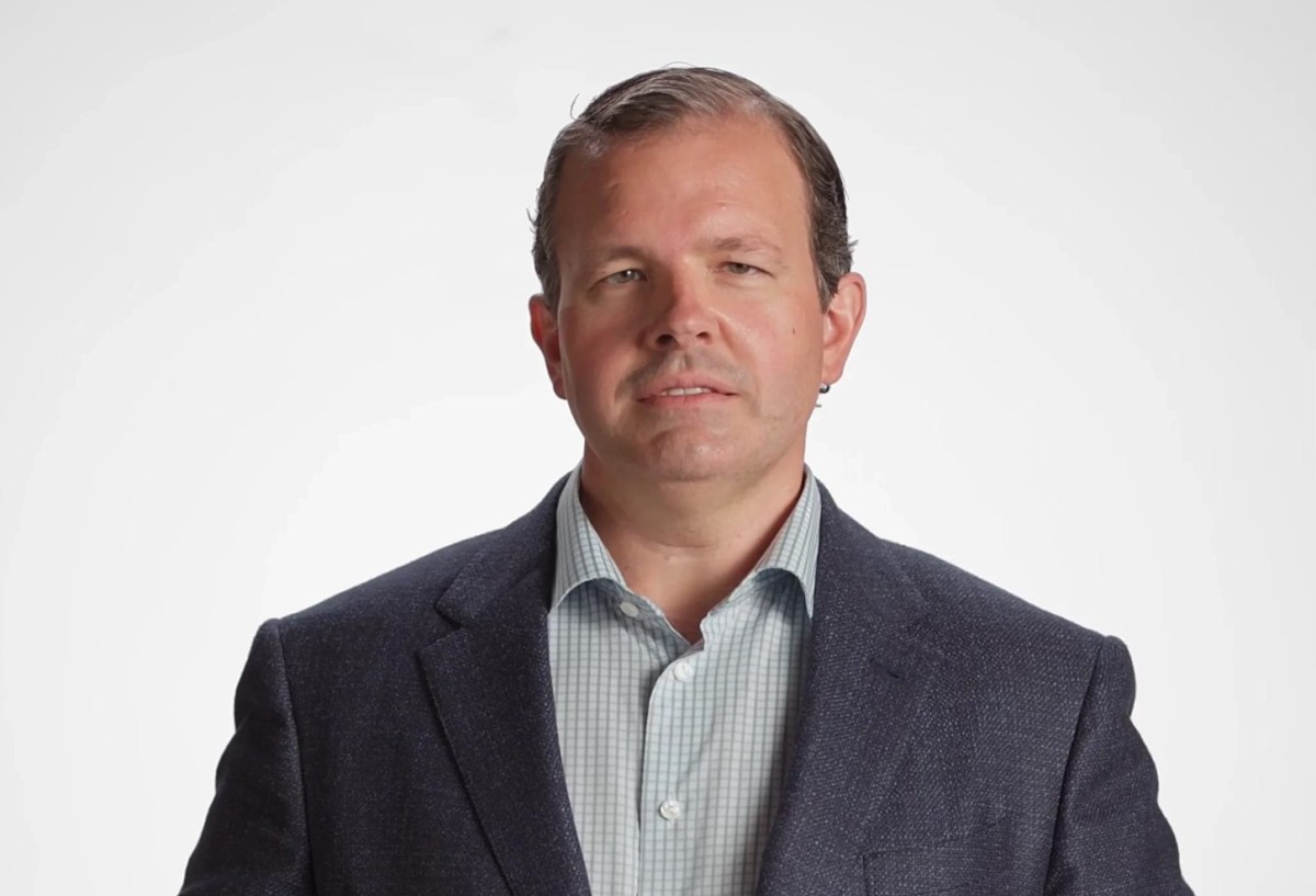 Empresario, Graham Walker, entrega $240 millones en bonos a sus empleados tras vender su fábrica en $1,700 millones