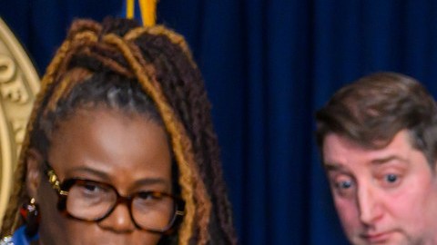 La gobernadora Hochul durante la firma de la legislación.