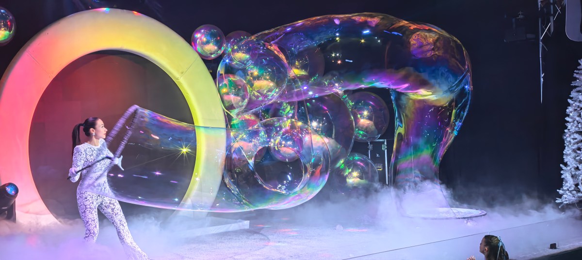 El “Gazillion Bubble Show: A Holiday Spectacular”, un show de burbujas con toque navideño